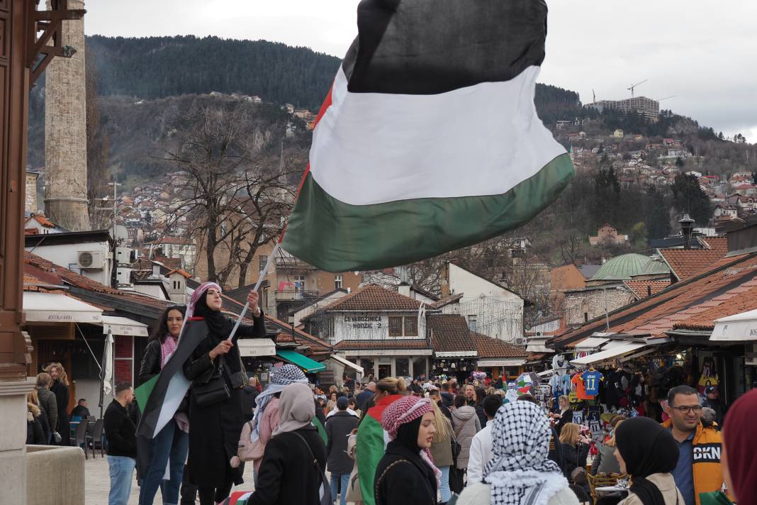 Londra ve Saraybosna'da İsrail protestosu! Binlerce kişi sokaklara döküldü 43